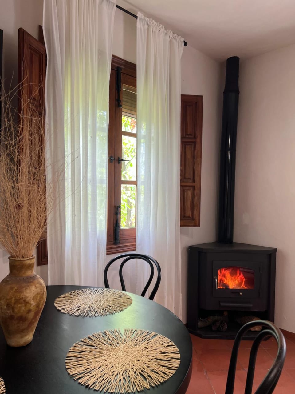 Dining area, fireplace
