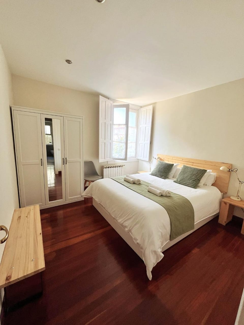 Photo of the whole room, Bedroom, wardrobe