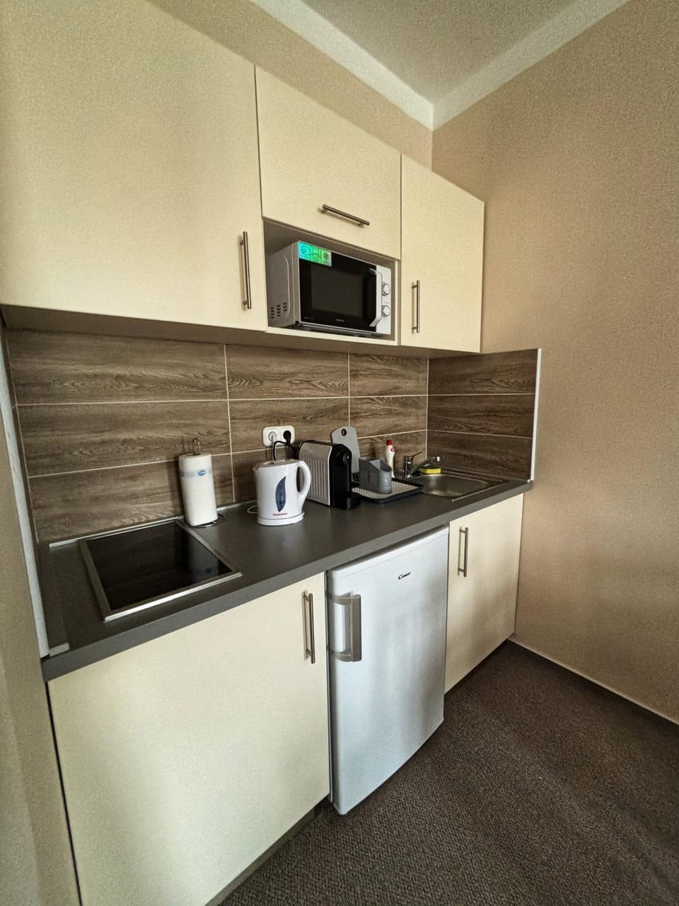 Coffee/tea facilities, Kitchen or kitchenette, stove, toaster