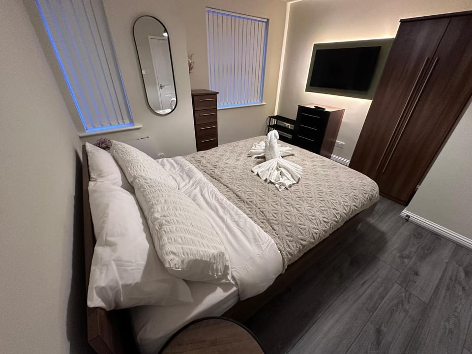 Bed, TV and multimedia, Photo of the whole room, Bedroom, towels, wardrobe