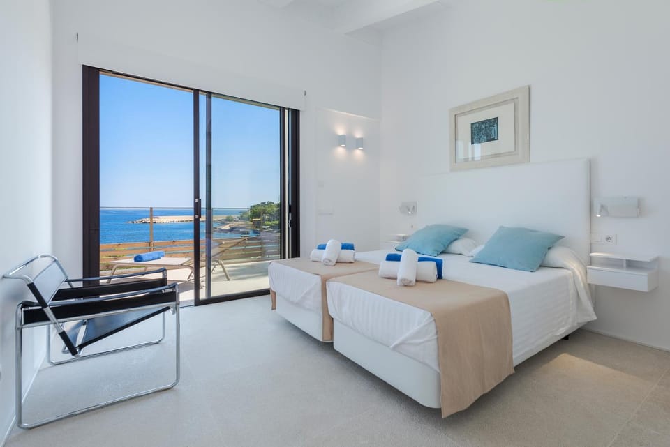 Bed, Bedroom, Sea view