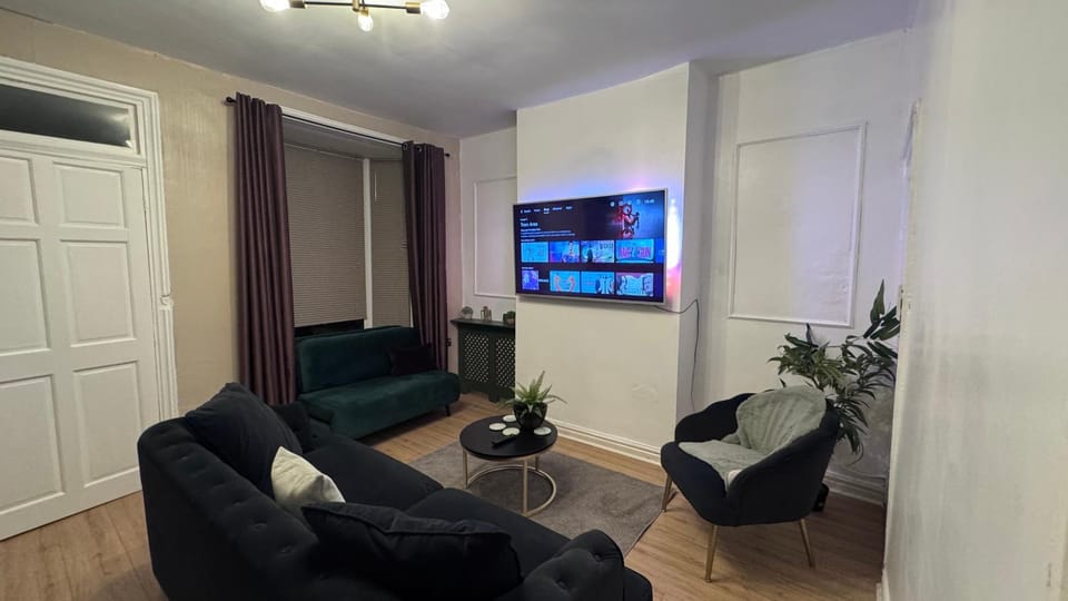 ROOMS NEAR ME - 4 Bedrooms entire house, smart tv, lounge, private gated parking, kitchen & washroom amenities included! House in Oldbury