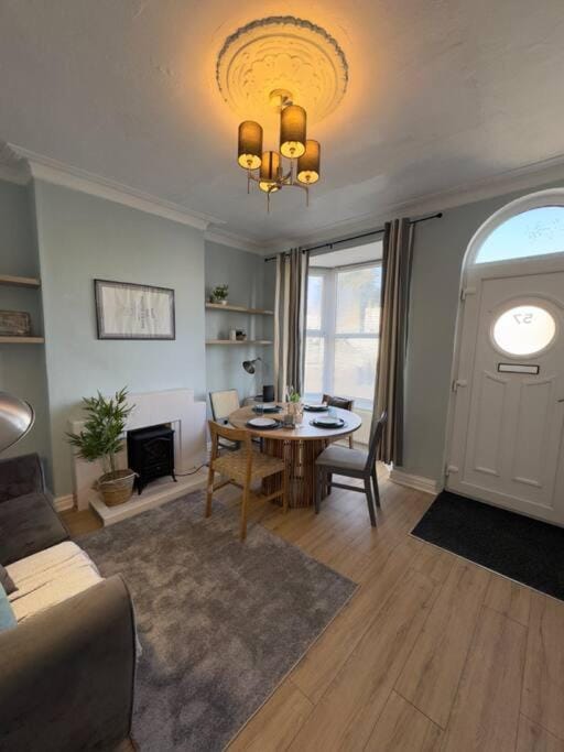 ROOMS NEAR ME - 4 Bedrooms entire house, smart tv, lounge, private gated parking, kitchen & washroom amenities included! House in Oldbury