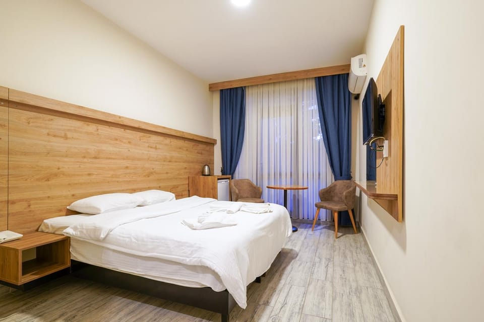 Bed, TV and multimedia, Photo of the whole room, Bedroom, towels