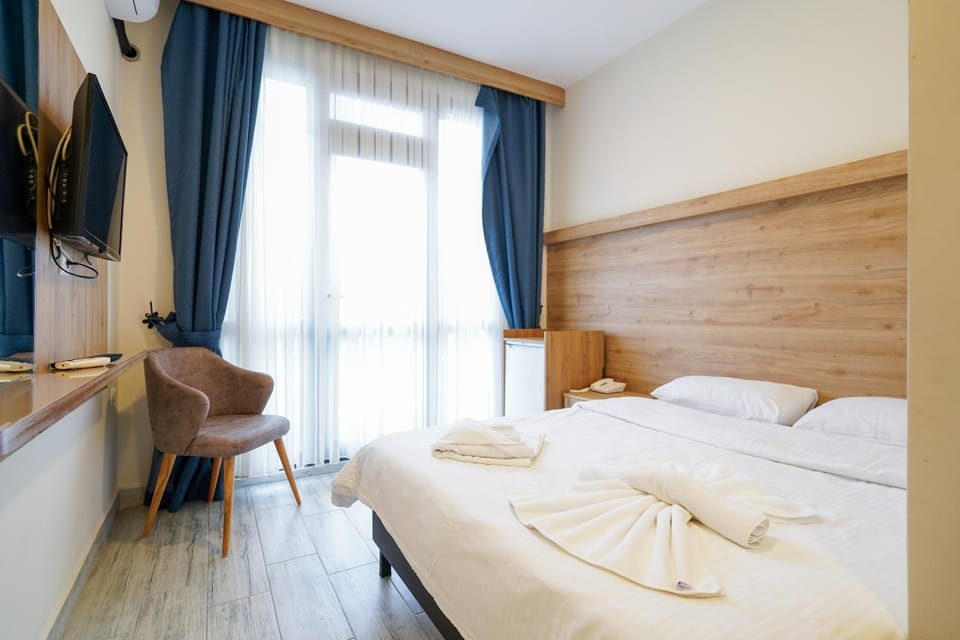 Bed, TV and multimedia, Photo of the whole room, Bedroom, towels
