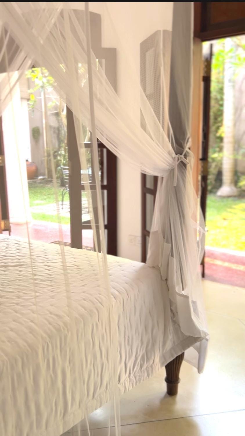 Photo of the whole room, Garden view