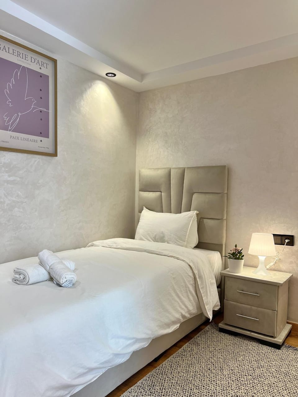 Bed, Bedroom, towels
