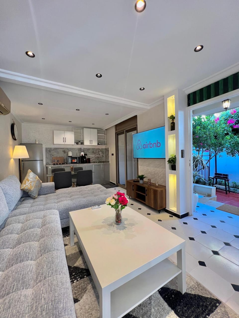 Kitchen or kitchenette, Living room, Seating area, Dining area