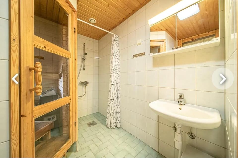 Shower, Toilet