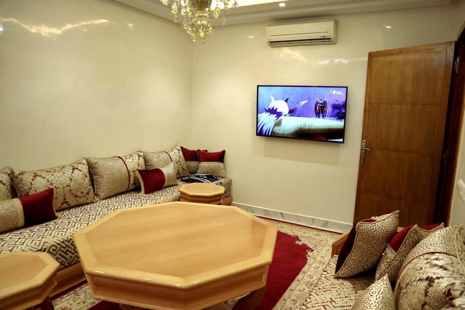 Communal lounge/ TV room, TV and multimedia, Living room, Seating area, air conditioner