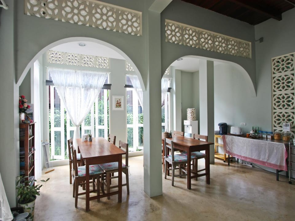 Restaurant/places to eat, Food and drinks, Decorative detail, On site