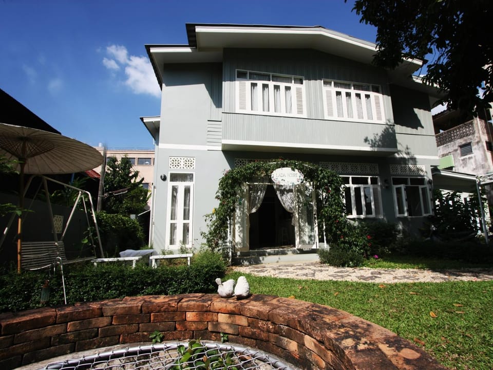 Property building, Facade/entrance, Spring, Activities, Garden, Decorative detail, On site, Garden view