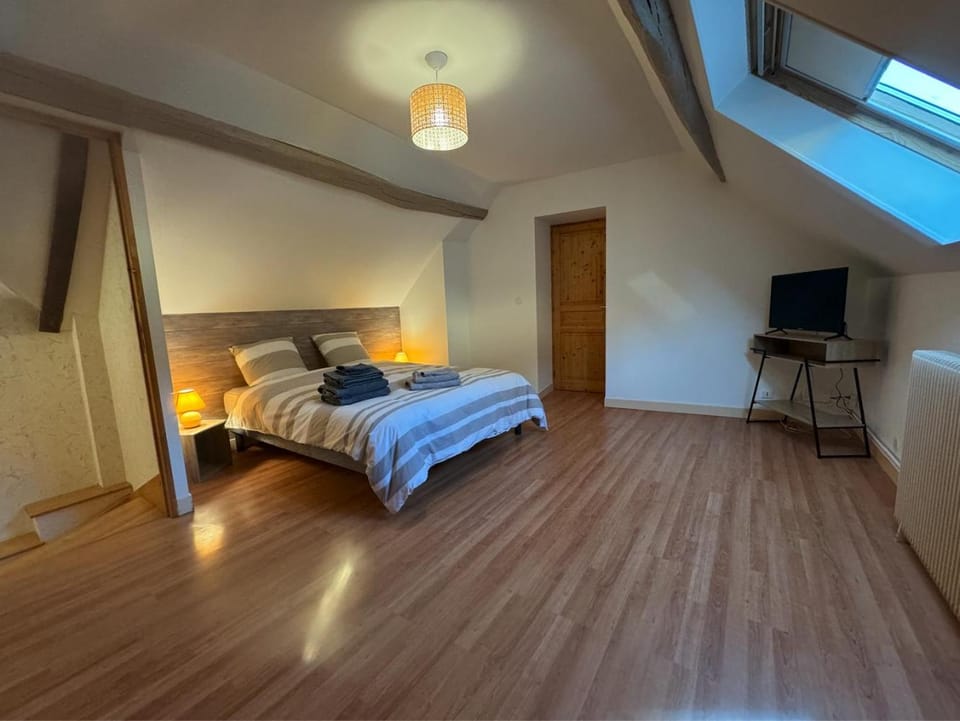 Photo of the whole room, Bedroom