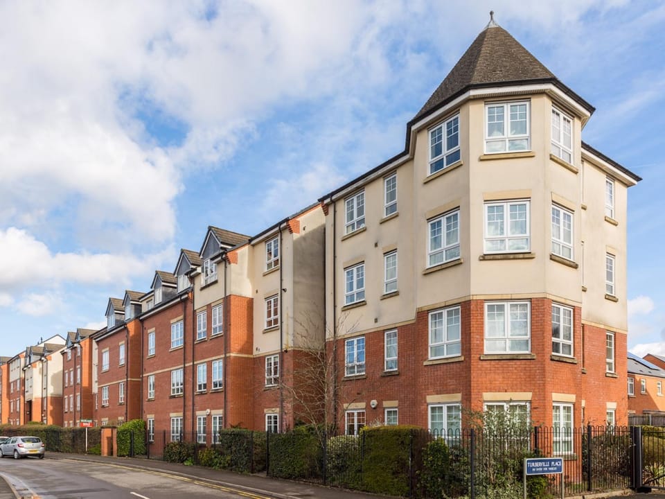 Stylish 2 Bed Flat in Warwick with Private Parking - Pass the Keys Apartment in Warwick