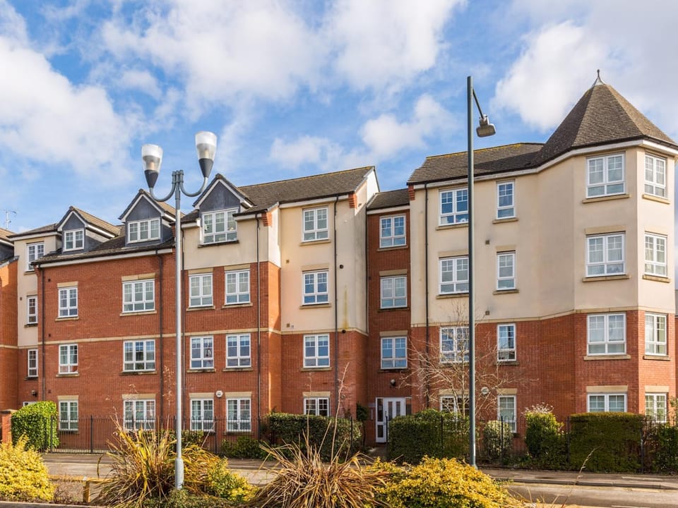 Stylish 2 Bed Flat in Warwick with Private Parking - Pass the Keys Apartment in Warwick