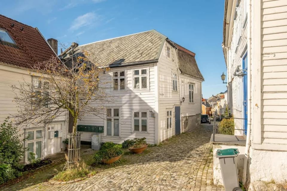 Property building, Day, Neighbourhood, Street view