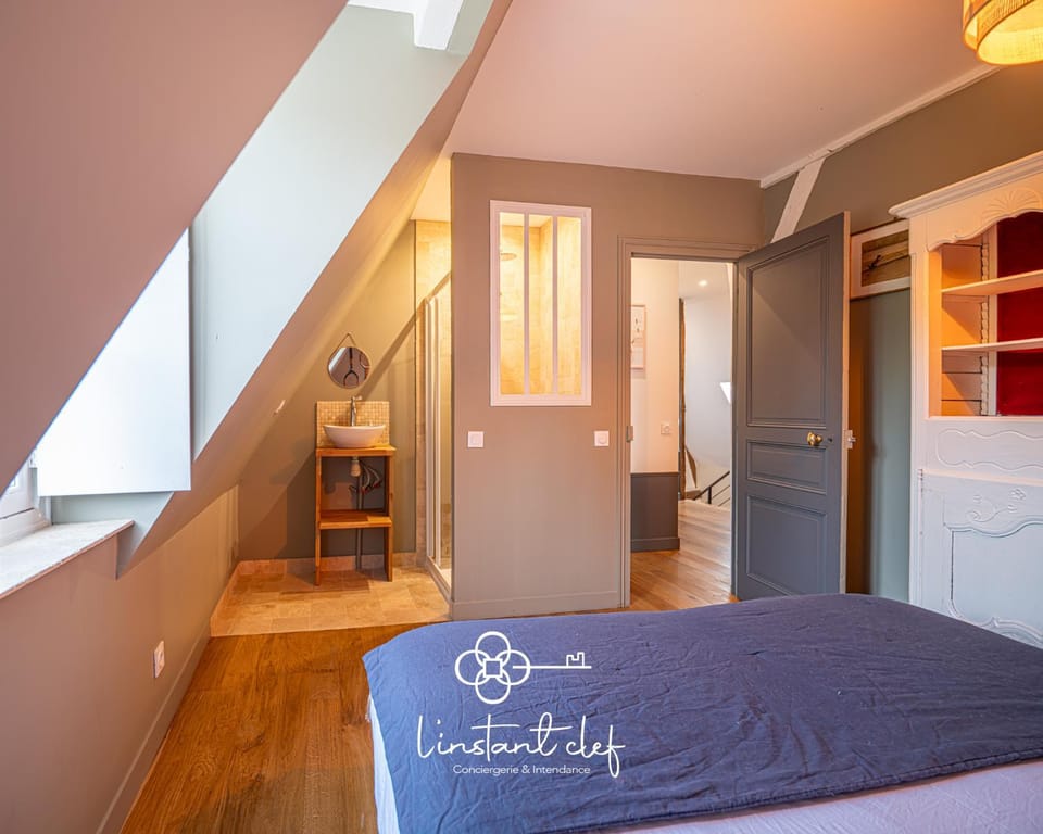 Bathroom, Photo of the whole room, Bedroom