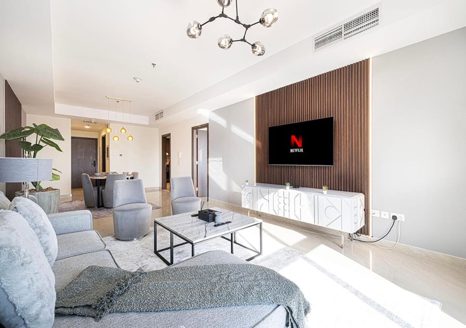 Elegant 1-Bed Waterfront Living House in Dubai