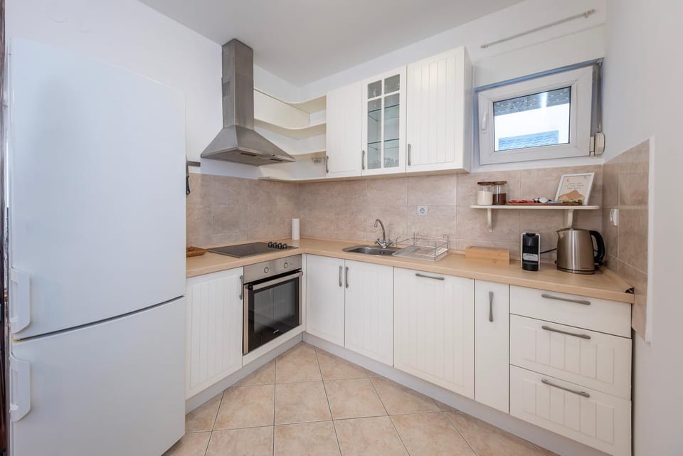 Coffee/tea facilities, Kitchen or kitchenette, dishwasher, stove, kitchen