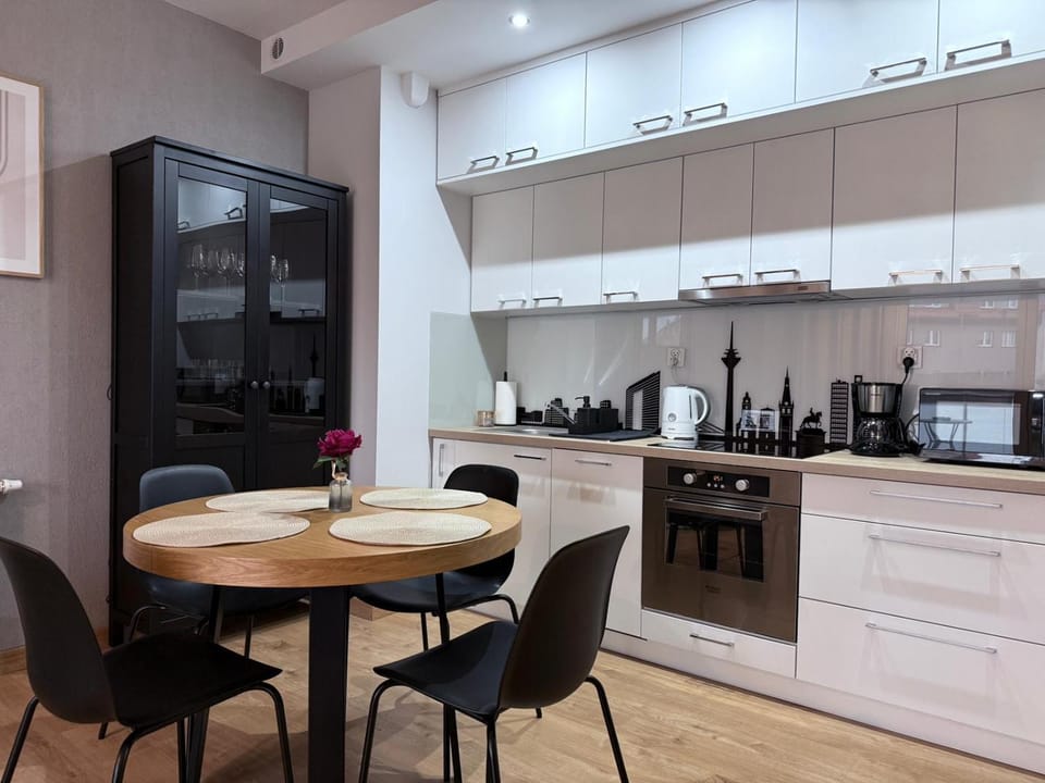 Coffee/tea facilities, Kitchen or kitchenette, Dining area, dishwasher, oven, stove