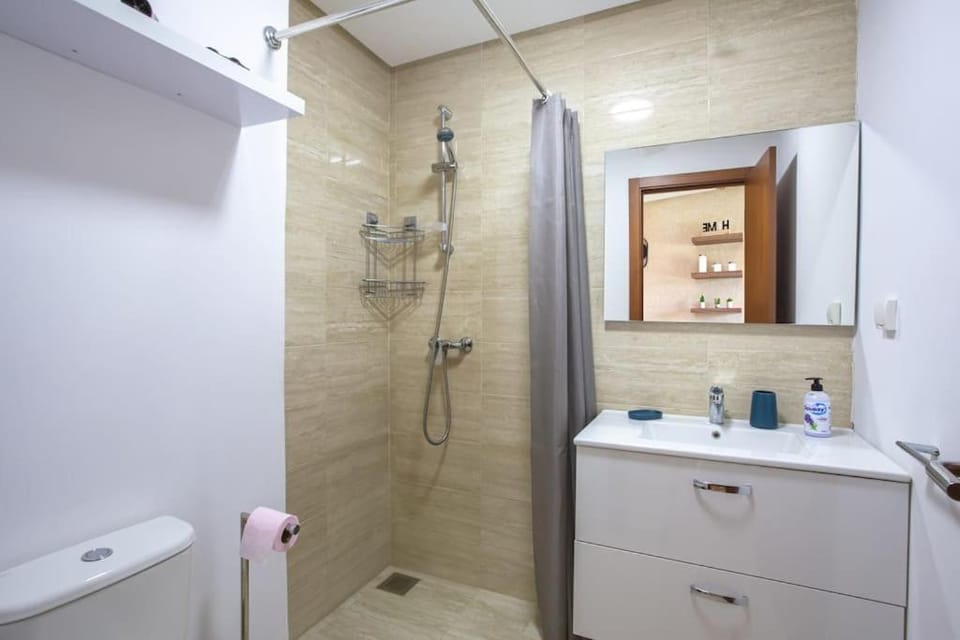Shower, Toilet, Bathroom, towels