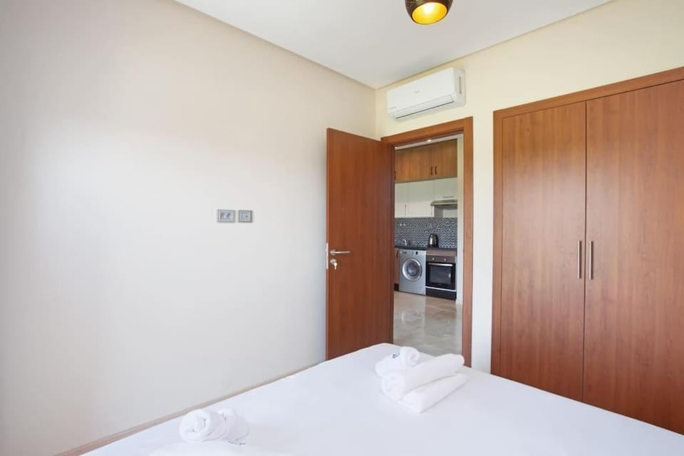 Bed, TV and multimedia, Kitchen or kitchenette, Photo of the whole room, Bedroom, minibar, towels, wardrobe, air conditioner
