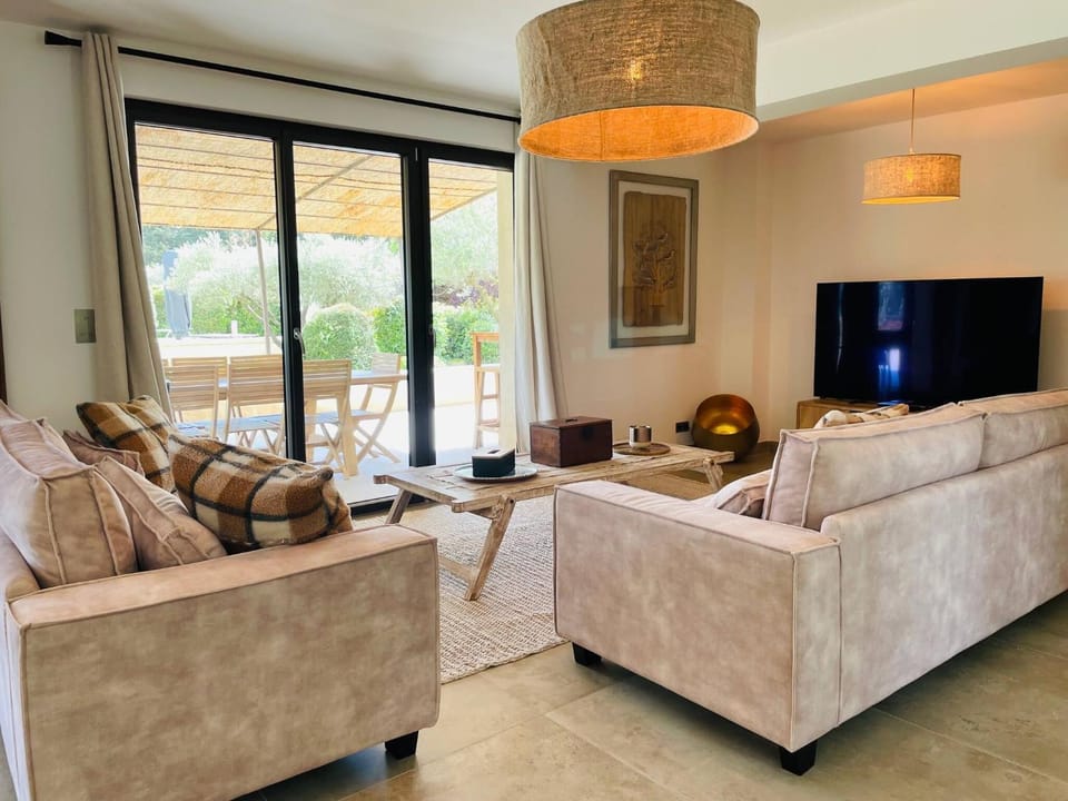 Communal lounge/ TV room, Living room