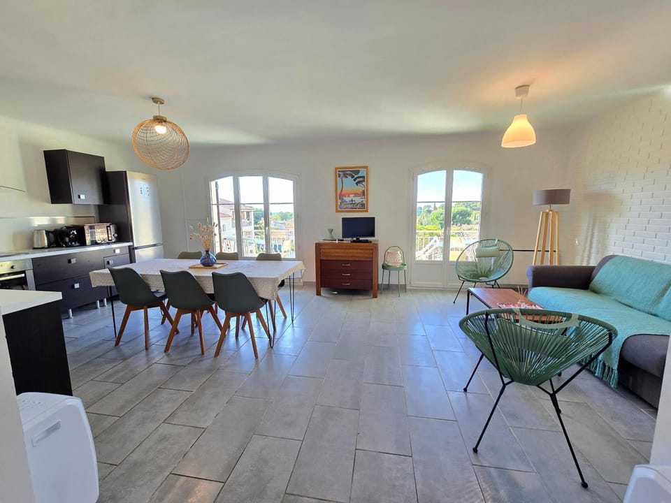 TV and multimedia, Living room, Seating area, pet friendly