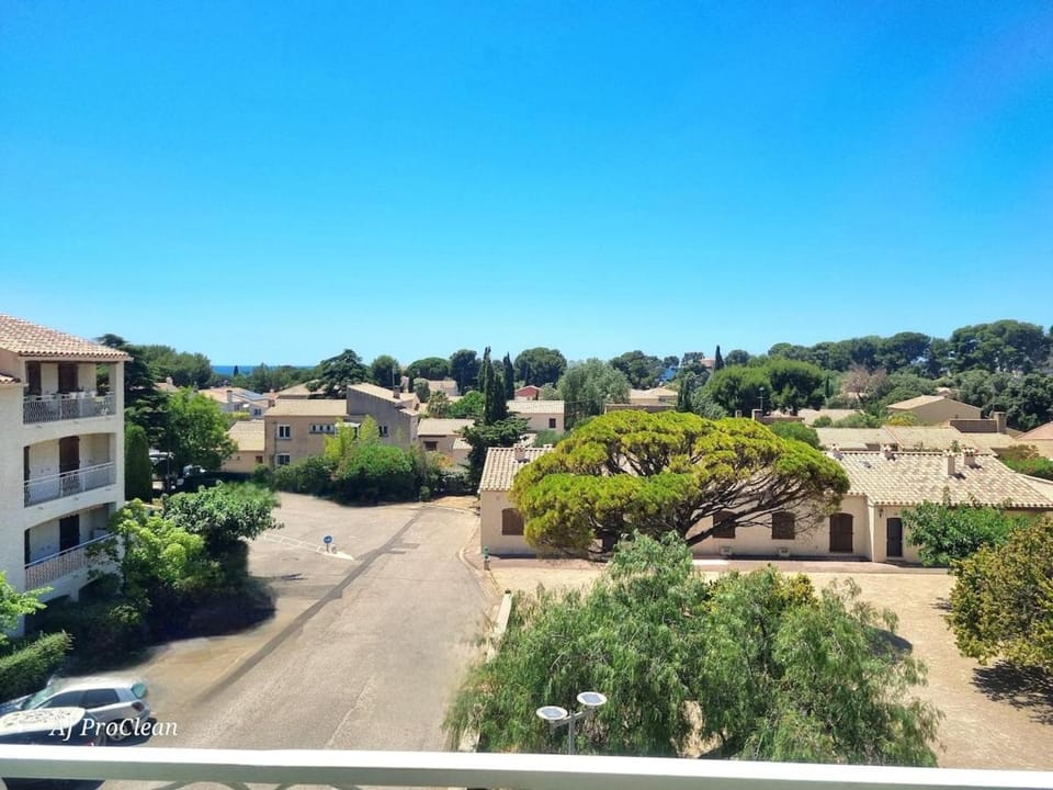 Property building, Day, Neighbourhood, Natural landscape, Bird's eye view, City view, Location, Parking