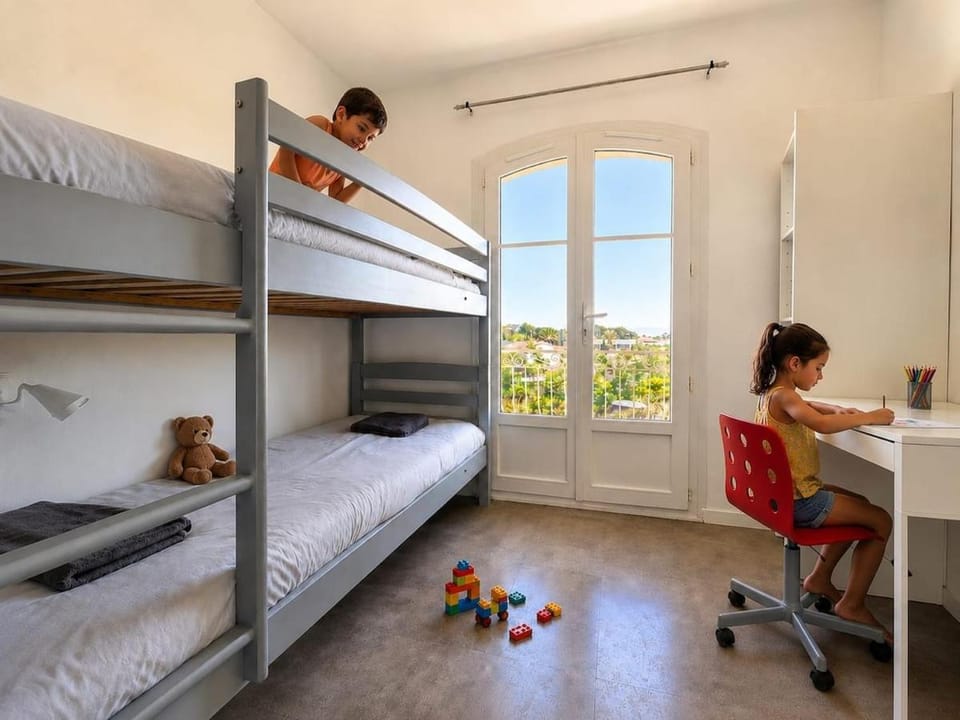 Bed, People, Photo of the whole room, Dining area, Bedroom, children, group of guests, bunk bed