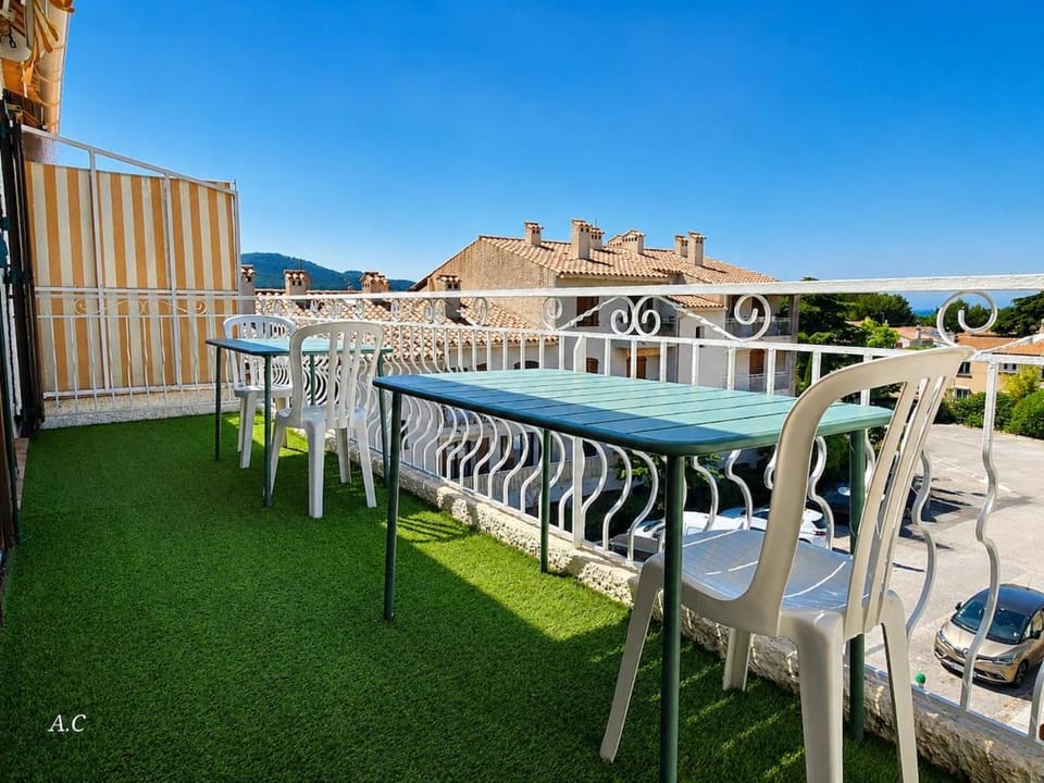 Patio, Day, Natural landscape, View (from property/room), Balcony/Terrace, Dining area