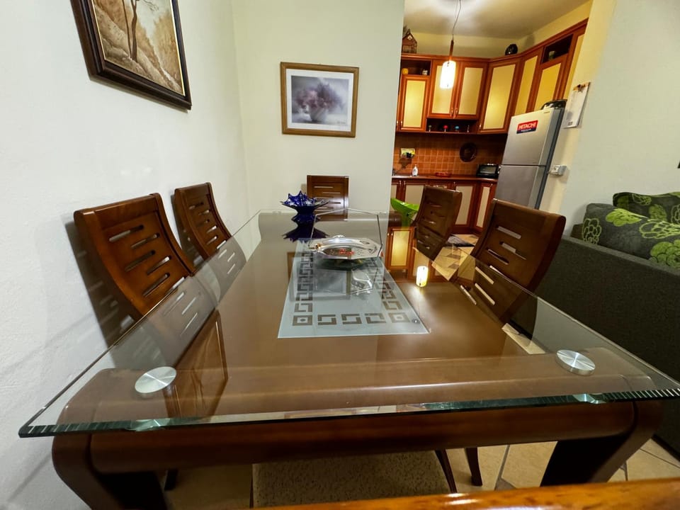 Kitchen or kitchenette, Living room, Seating area, Dining area, minibar
