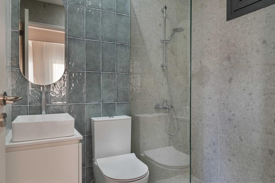 Shower, Toilet, Bathroom, Bath, towels