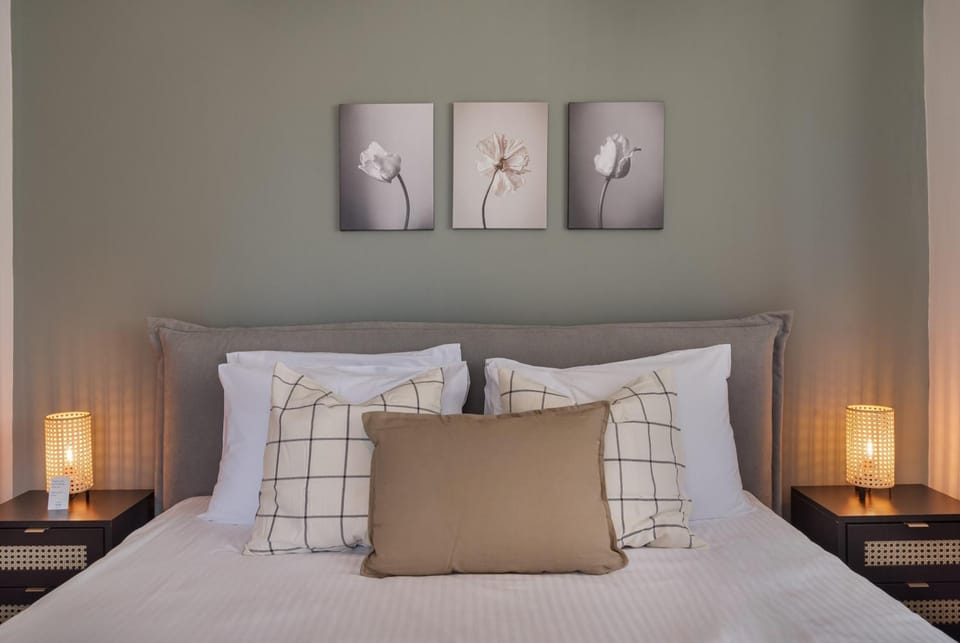 Bed, Photo of the whole room, Decorative detail, Bedroom