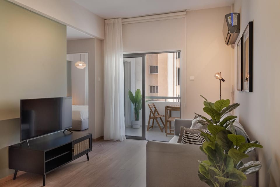 Property building, Communal lounge/ TV room, TV and multimedia, Living room, Seating area, Evening entertainment