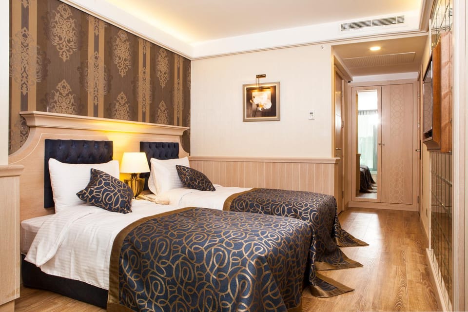 Bed, Other, Photo of the whole room, Logo/Certificate/Sign, Bedroom, Text overlay, Drinks, Non alcoholic drinks, furniture, internet, locker, storage, towels, laundry, kitchen