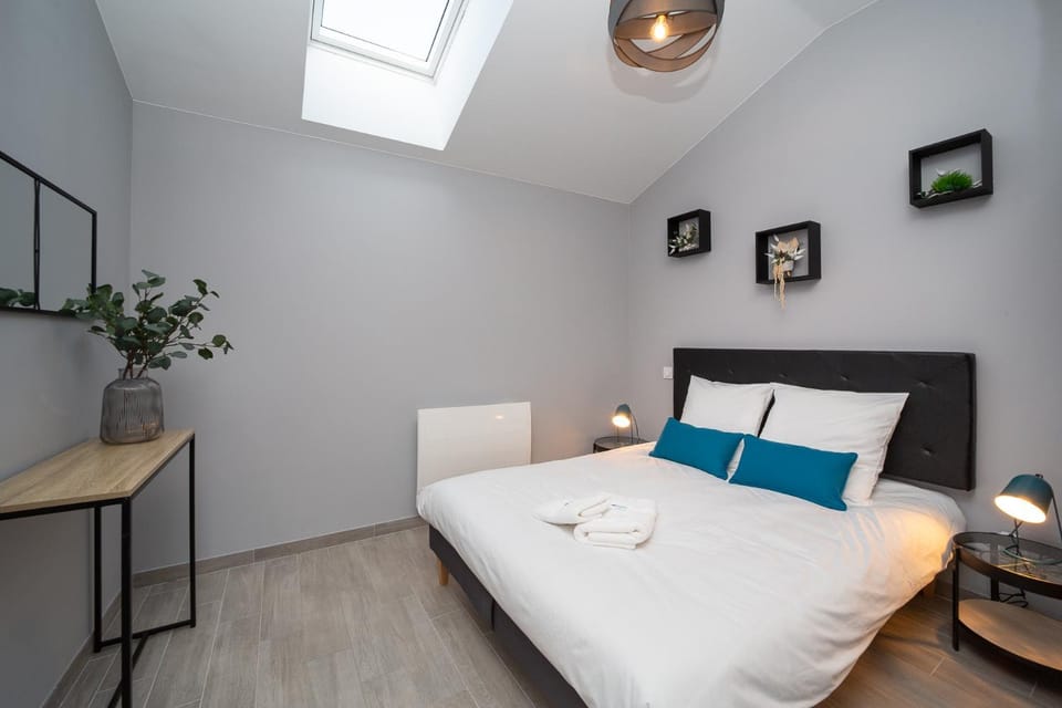 Bed, Bedroom, towels