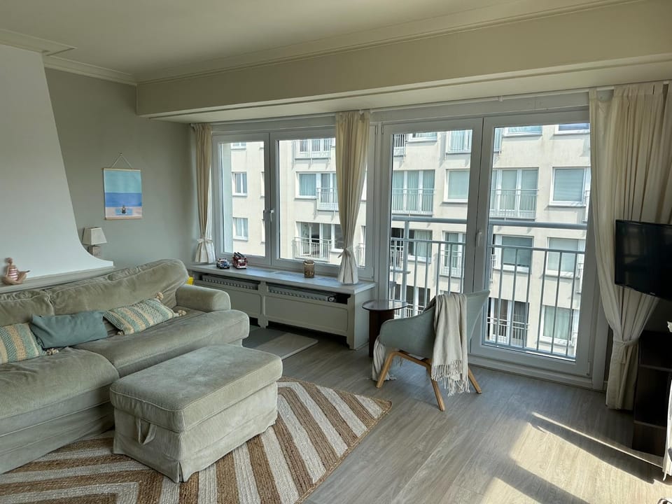TV and multimedia, Living room, Seating area, Evening entertainment