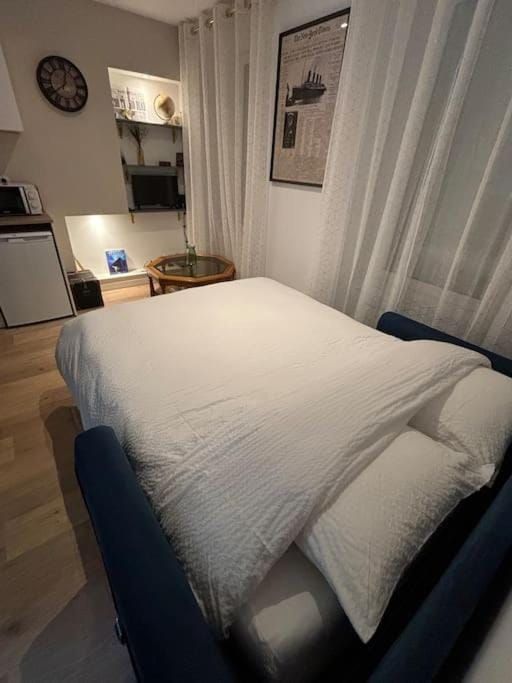 Communal lounge/ TV room, Bed
