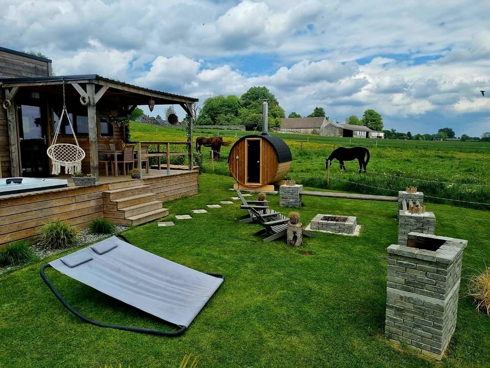 Tiny housse serenity avec jacuzzi et piscine Nature lodge in Wallonia, Belgium