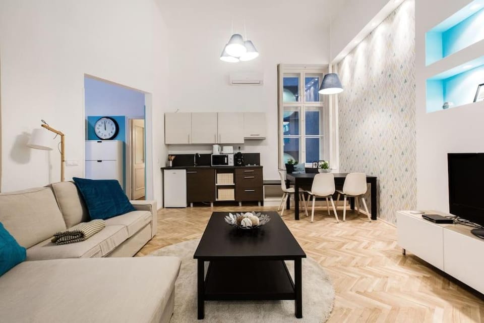 Kitchen or kitchenette, Living room, Seating area, Dining area, stove