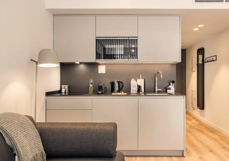 Coffee/tea facilities, Kitchen or kitchenette, stove
