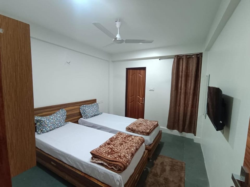 Bed, TV and multimedia, Photo of the whole room