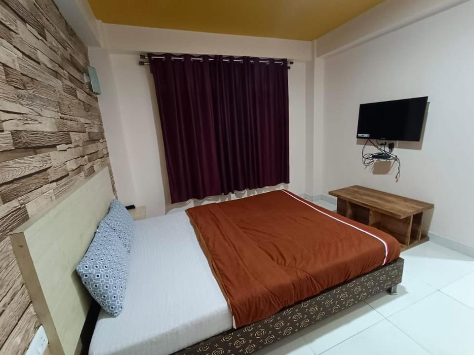 Bed, TV and multimedia, Photo of the whole room, Bedroom