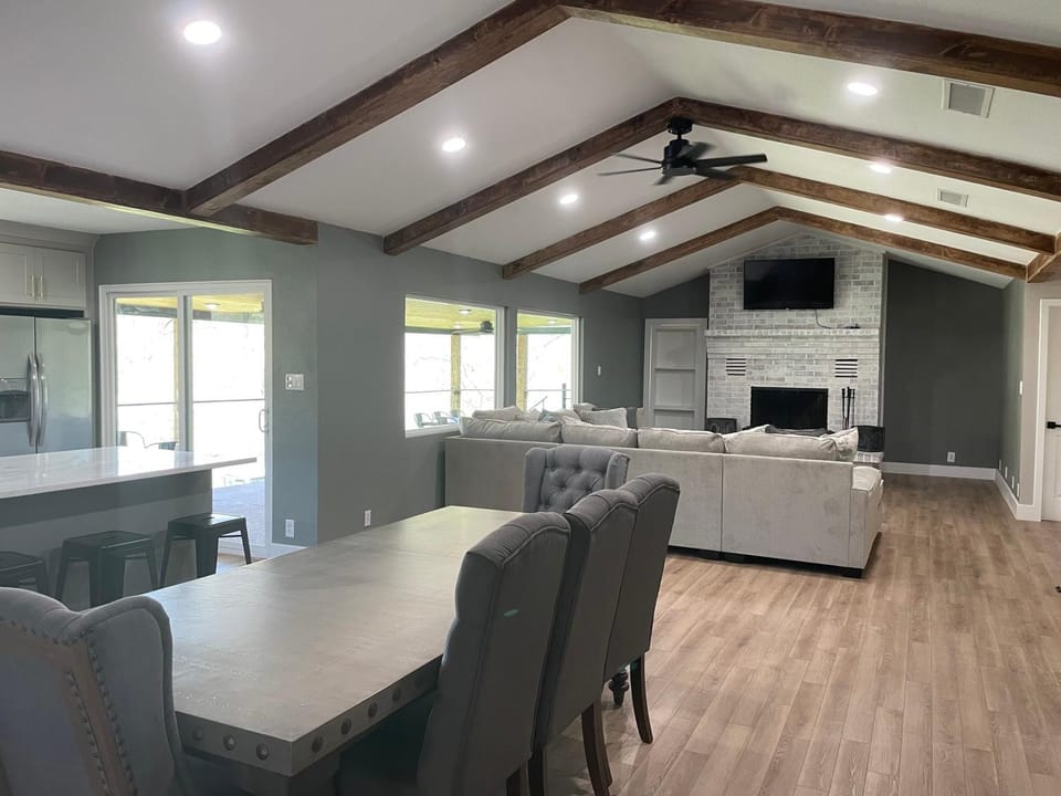 Living room, Dining area, fireplace, pet friendly