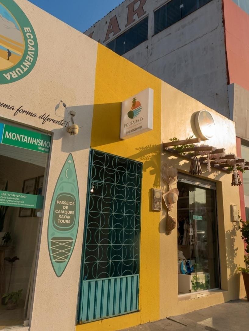Pousada Ly, o seu refúgio no Centro de Barreirinhas Hostel in State of Piauí, Brazil