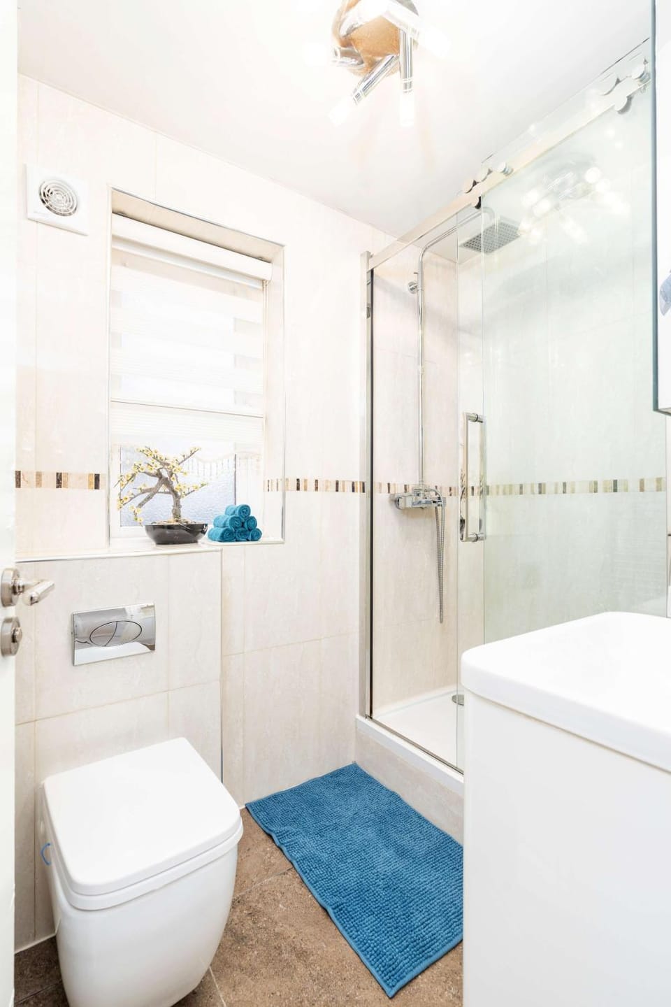 Shower, Toilet, Bathroom, Decorative detail, towels