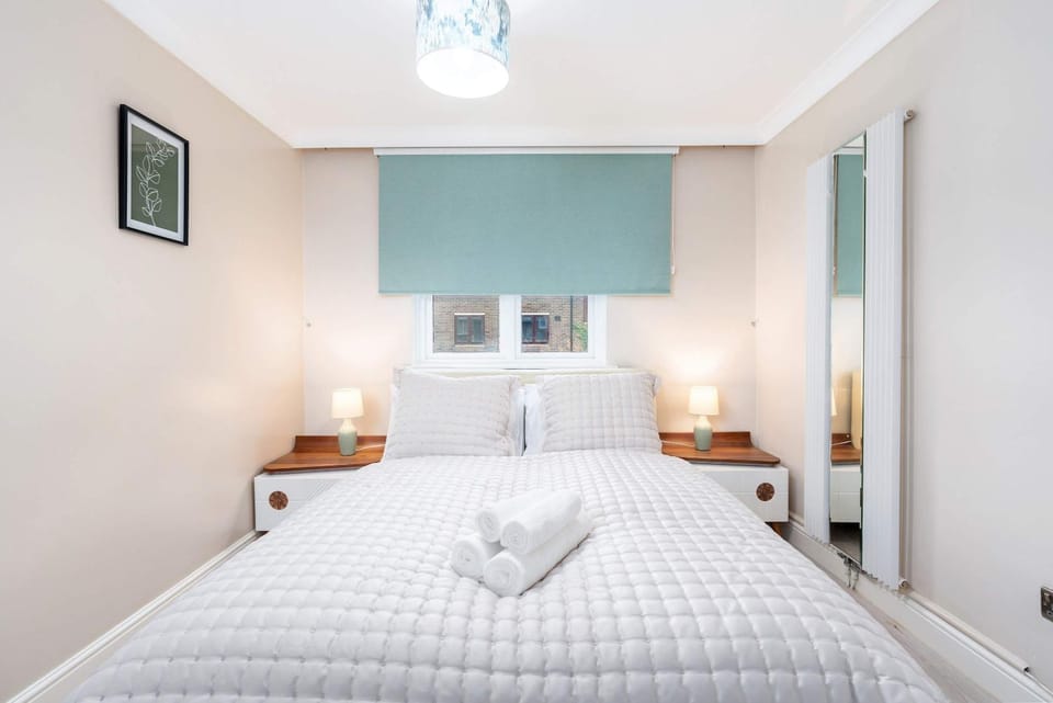 Bed, Photo of the whole room, Decorative detail, Bedroom, towels