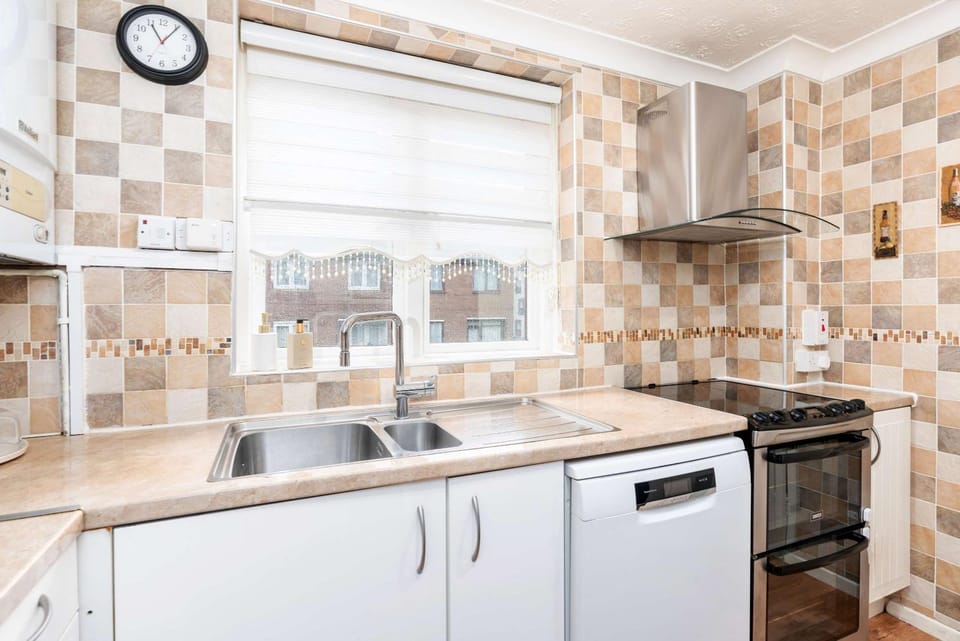Kitchen or kitchenette, dishwasher, stove