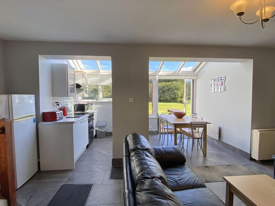 Kitchen or kitchenette, Living room, Seating area, Dining area, internet, oven
